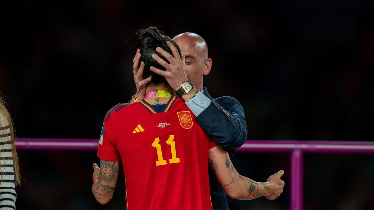 Líbací aféru šéfa španělského fotbalu vyšetřuje prokuratura